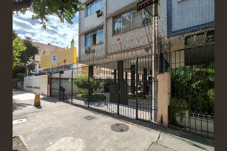 Apartamento à venda com 80m², 2 quartos e 1 vaga Apartamento à venda com 80m², 2 quartos e 1 vagaFachada e portaria