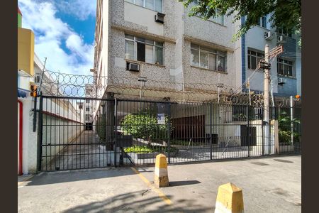 Apartamento à venda com 80m², 2 quartos e 1 vaga Apartamento à venda com 80m², 2 quartos e 1 vagaFachada e portaria
