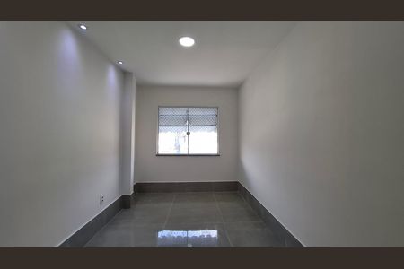 Sala de casa para alugar com 1 quarto, 40m² em Bento Ribeiro, Rio de Janeiro