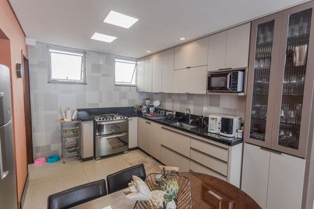 Apartamento à venda com 160m², 4 quartos e 2 vagas Apartamento à venda com 160m², 4 quartos e 2 vagasCozinha