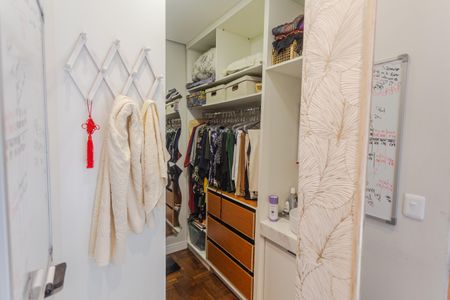 Apartamento à venda com 160m², 4 quartos e 2 vagas Apartamento à venda com 160m², 4 quartos e 2 vagasCloset da Suíte 1