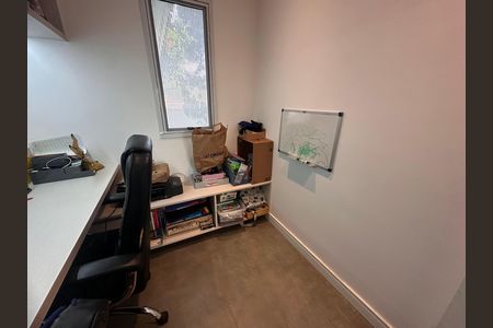 Casa de condomínio à venda com 240m², 4 quartos e 3 vagas Casa de condomínio à venda com 240m², 4 quartos e 3 vagasEscritório