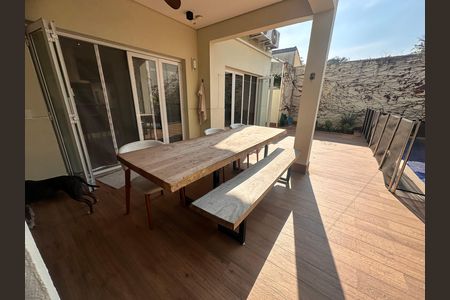 Casa de condomínio à venda com 240m², 4 quartos e 3 vagas Casa de condomínio à venda com 240m², 4 quartos e 3 vagasPiscina