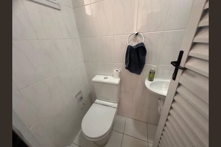 Casa de condomínio à venda com 240m², 4 quartos e 3 vagas Casa de condomínio à venda com 240m², 4 quartos e 3 vagasBanheiro de serviço