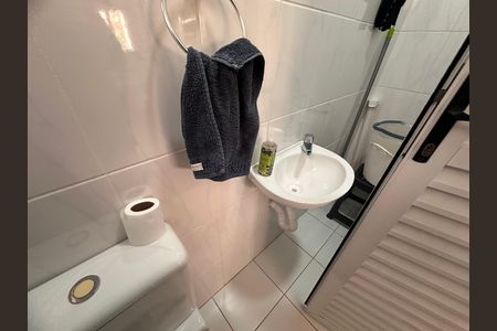 Casa de condomínio à venda com 240m², 4 quartos e 3 vagas Casa de condomínio à venda com 240m², 4 quartos e 3 vagasBanheiro de serviço