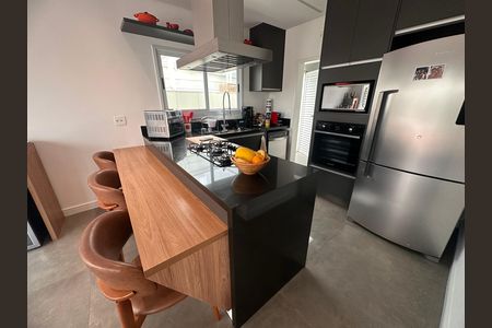 Casa de condomínio à venda com 240m², 4 quartos e 3 vagas Casa de condomínio à venda com 240m², 4 quartos e 3 vagasCozinha