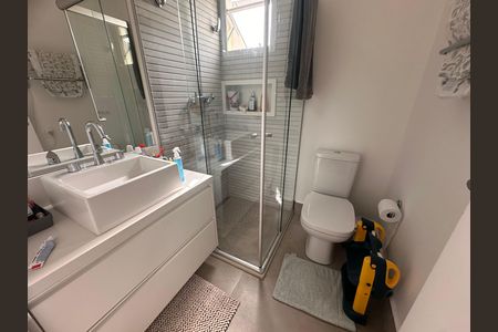 Casa de condomínio à venda com 240m², 4 quartos e 3 vagas Casa de condomínio à venda com 240m², 4 quartos e 3 vagasBanheiro social