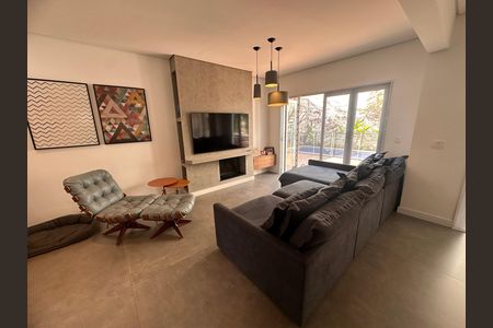 Casa de condomínio à venda com 240m², 4 quartos e 3 vagas Casa de condomínio à venda com 240m², 4 quartos e 3 vagasSala