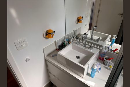 Casa de condomínio à venda com 240m², 4 quartos e 3 vagas Casa de condomínio à venda com 240m², 4 quartos e 3 vagasBanheiro social