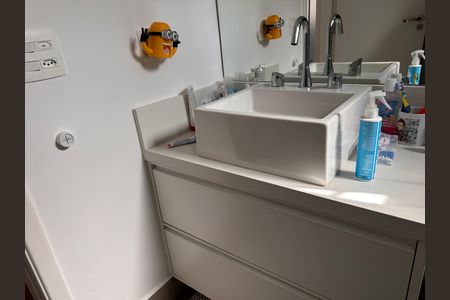 Casa de condomínio à venda com 240m², 4 quartos e 3 vagas Casa de condomínio à venda com 240m², 4 quartos e 3 vagasBanheiro social