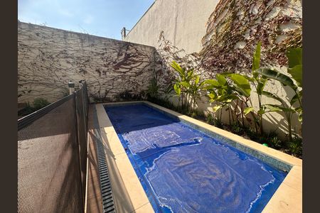 Casa de condomínio à venda com 240m², 4 quartos e 3 vagas Casa de condomínio à venda com 240m², 4 quartos e 3 vagasPiscina