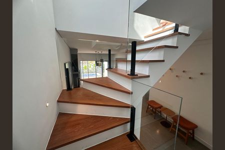 Casa de condomínio à venda com 240m², 4 quartos e 3 vagas Casa de condomínio à venda com 240m², 4 quartos e 3 vagasEscada