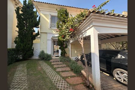 Casa de condomínio à venda com 240m², 4 quartos e 3 vagas