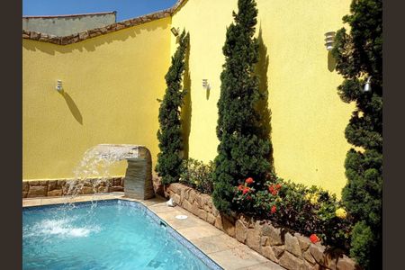 Casa para alugar com 230m², 4 quartos e 2 vagas