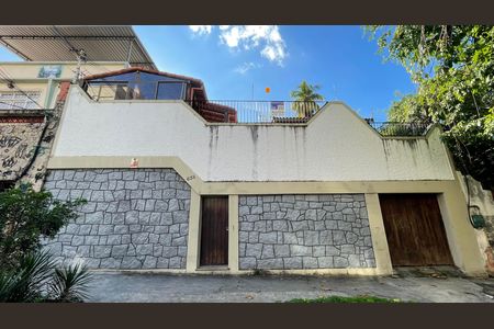 Casa para alugar com 350m², 5 quartos e 3 vagasFachada