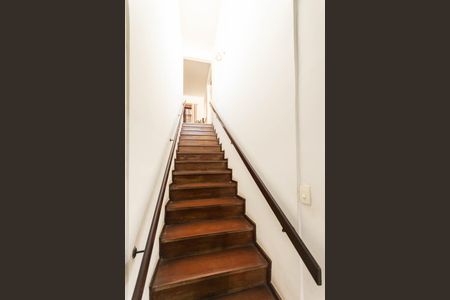 Casa para alugar com 350m², 5 quartos e 3 vagasEscadas