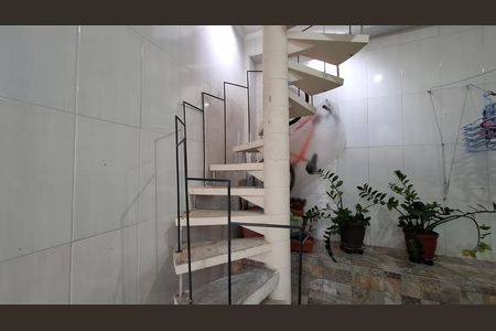 Casa à venda com 180m², 3 quartos e 3 vagas Casa à venda com 180m², 3 quartos e 3 vagasEscada