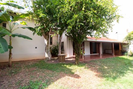 Casa de condomínio para alugar com 325m², 4 quartos e 4 vagasÁREA EXTERNA FUNDOS 