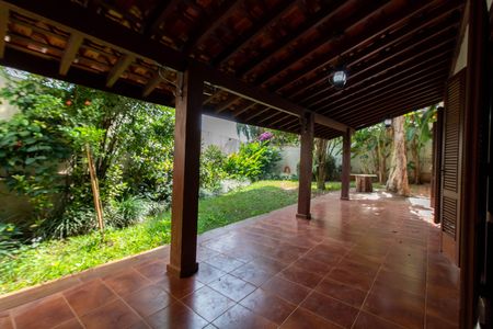 Casa de condomínio para alugar com 325m², 4 quartos e 4 vagasÁREA EXTERNA FUNDOS 