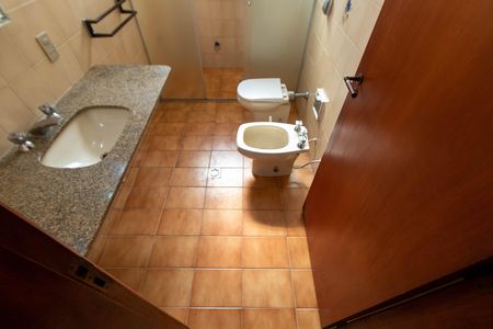 Casa de condomínio para alugar com 325m², 4 quartos e 4 vagasBANHEIRO SOCIAL