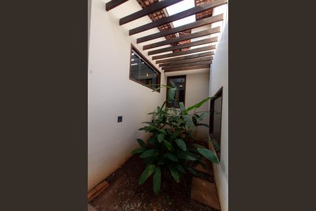 Casa de condomínio para alugar com 325m², 4 quartos e 4 vagasÁREA EXTERNA FUNDOS 