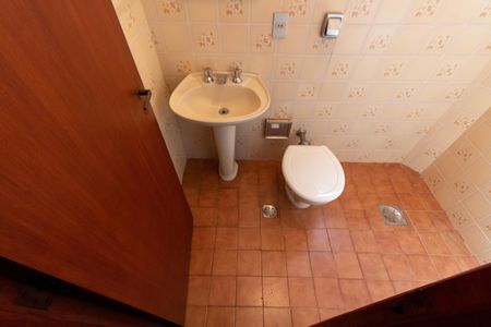 Casa de condomínio para alugar com 325m², 4 quartos e 4 vagasBANHEIRO QUARTO ÁREA DE SERVIÇO