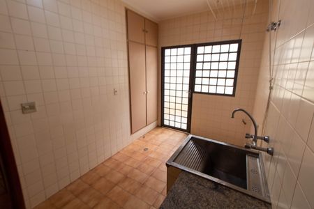 Casa de condomínio para alugar com 325m², 4 quartos e 4 vagasÁREA DE SERVIÇO