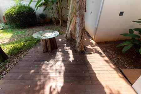 Casa de condomínio para alugar com 325m², 4 quartos e 4 vagasÁREA EXTERNA FUNDOS 
