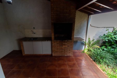 Casa de condomínio para alugar com 325m², 4 quartos e 4 vagasÁREA EXTERNA FUNDOS CHURRASQUEIRA