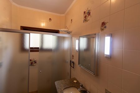 Casa de condomínio para alugar com 325m², 4 quartos e 4 vagasBANHEIRO DA SUITE 2