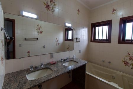 Casa de condomínio para alugar com 325m², 4 quartos e 4 vagasBANHEIRO DA SUITE 1
