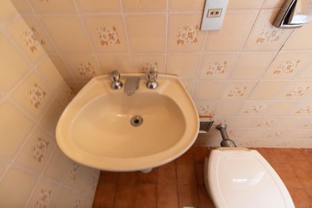 Casa de condomínio para alugar com 325m², 4 quartos e 4 vagasBANHEIRO QUARTO ÁREA DE SERVIÇO