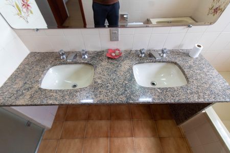 Casa de condomínio para alugar com 325m², 4 quartos e 4 vagasBANHEIRO DA SUITE 1