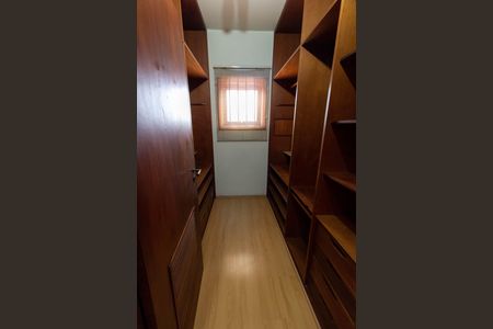Casa de condomínio para alugar com 325m², 4 quartos e 4 vagasCLOSET