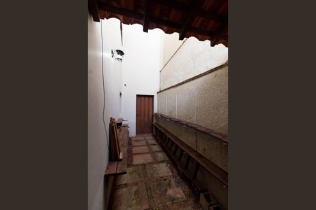 Casa de condomínio para alugar com 325m², 4 quartos e 4 vagasÁREA EXTERNA CORREDOR LATERAL