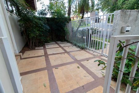 Casa de condomínio para alugar com 325m², 4 quartos e 4 vagasÁREA EXTERNA FRENTE