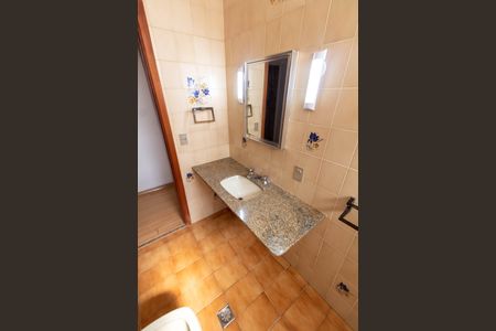 Casa de condomínio para alugar com 325m², 4 quartos e 4 vagasBANHEIRO SOCIAL