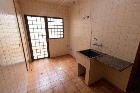 Casa de condomínio para alugar com 325m², 4 quartos e 4 vagasÁREA DE SERVIÇO