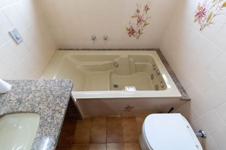 Casa de condomínio para alugar com 325m², 4 quartos e 4 vagasBANHEIRO DA SUITE 1