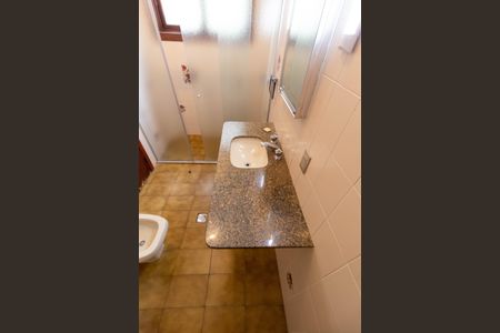 Casa de condomínio para alugar com 325m², 4 quartos e 4 vagasBANHEIRO DA SUITE 2