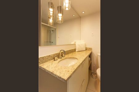 Banheiro de kitnet/studio para alugar com 1 quarto, 27m² em Partenon, Porto Alegre