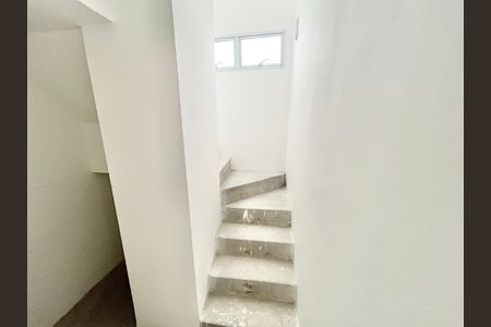 Apartamento à venda com 81m², 1 quarto e sem vaga Apartamento à venda com 81m², 1 quarto e sem vagaEscada