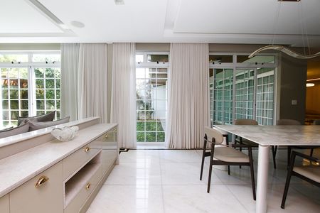 Casa para alugar com 360m², 5 quartos e 3 vagassala