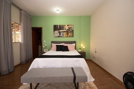Casa à venda com 294m², 4 quartos e 10 vagas Casa à venda com 294m², 4 quartos e 10 vagasQuarto Suíte