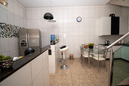 Casa à venda com 294m², 4 quartos e 10 vagas Casa à venda com 294m², 4 quartos e 10 vagasCozinha