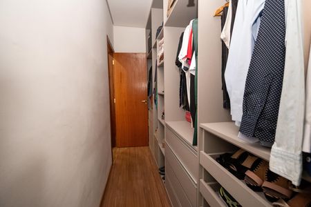 Casa à venda com 294m², 4 quartos e 10 vagas Casa à venda com 294m², 4 quartos e 10 vagasCloset da suíte