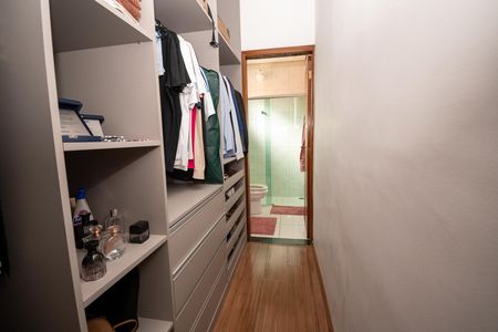 Casa à venda com 294m², 4 quartos e 10 vagas Casa à venda com 294m², 4 quartos e 10 vagasCloset da suíte