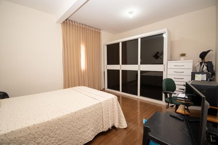 Casa à venda com 294m², 4 quartos e 10 vagas Casa à venda com 294m², 4 quartos e 10 vagasQuarto 3