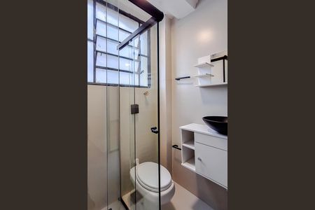 Banheiro de kitnet/studio para alugar com 1 quarto, 29m² em Liberdade, São Paulo