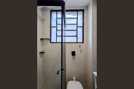 Banheiro de kitnet/studio para alugar com 1 quarto, 29m² em Liberdade, São Paulo